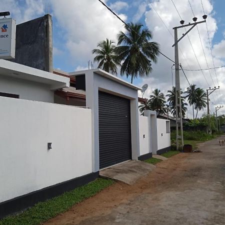 Queens Airport Residence Negombo Ngoại thất bức ảnh